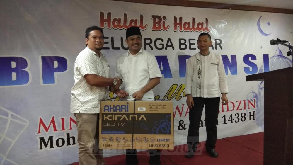 Bambang Sumarto memberi door prize. (deny)