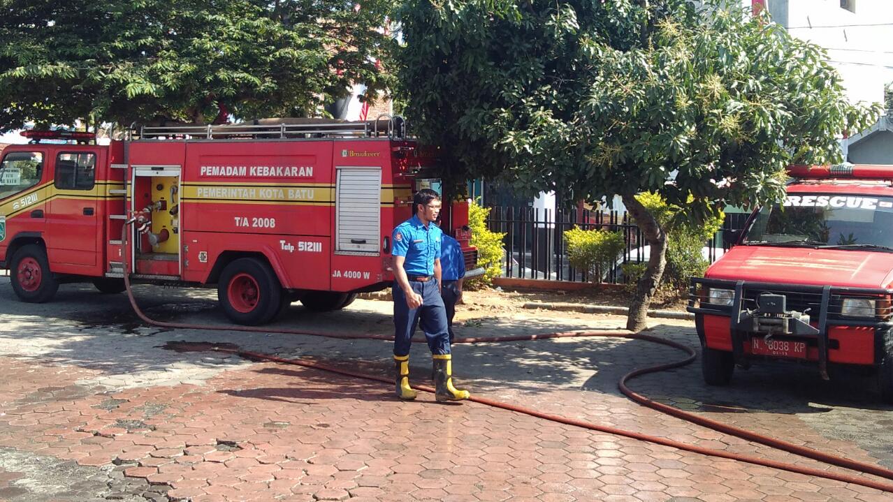 Karyawan RS Hasta Brata Dilatih Memadamkan Api