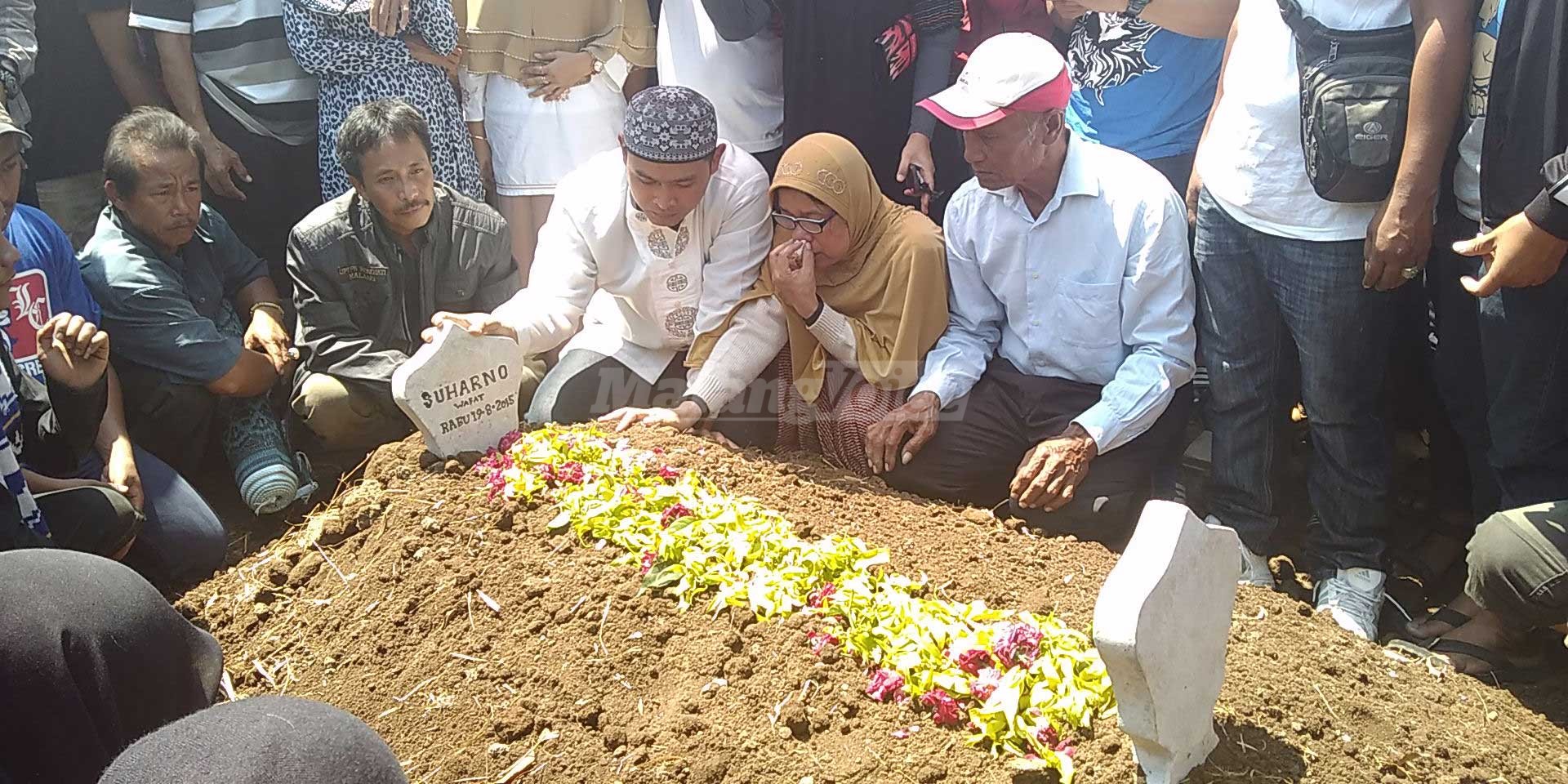 Ini Kumpulan Foto Prosesi Pemakaman Suharno