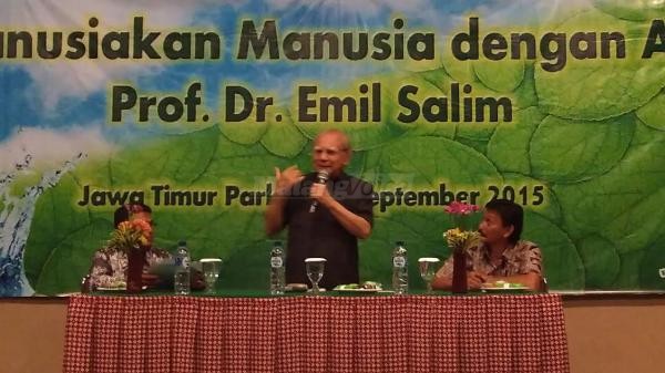 Prof Emil Ajak Memanusiakan Manusia dengan Alam