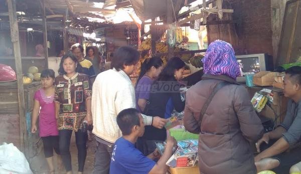 Pedagang Pasar Blimbing Tetap Berjualan