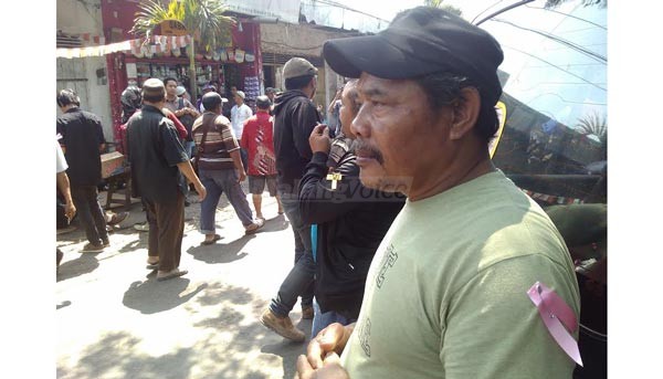 Hindari Provokator, Pedagang Pasar Blimbing Pakai Pita