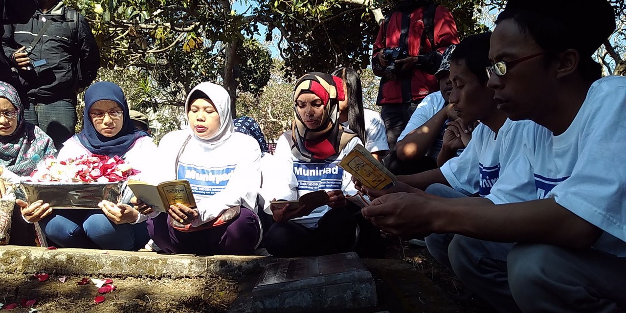 Relawan Khusyuk Tahlil di Makam Munir