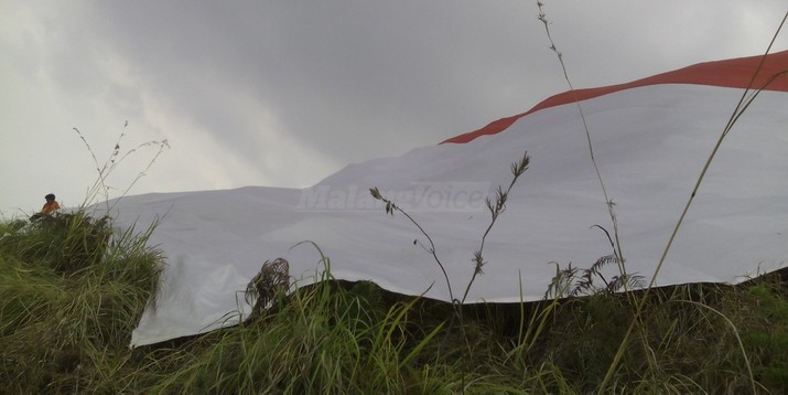 Cansabalas Bentangkan Bendera Raksasa di Lereng Panderman