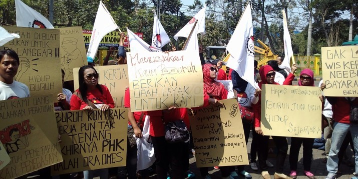 Buruh SSS Demo di Depan Kantor Disnaker