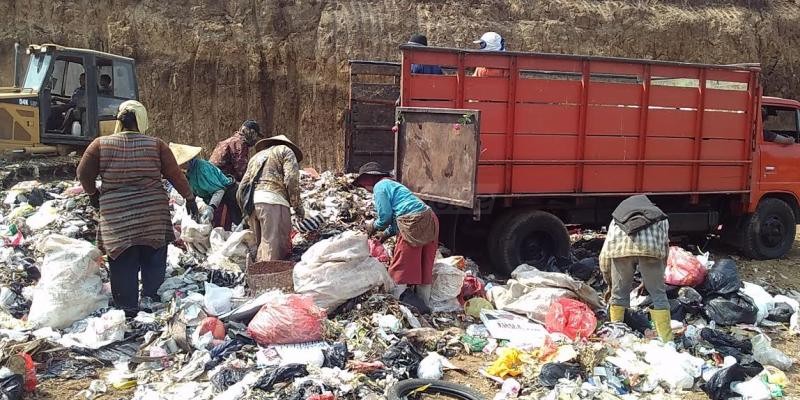Jumuatin, Mengais Rupiah di Tumpukan Sampah