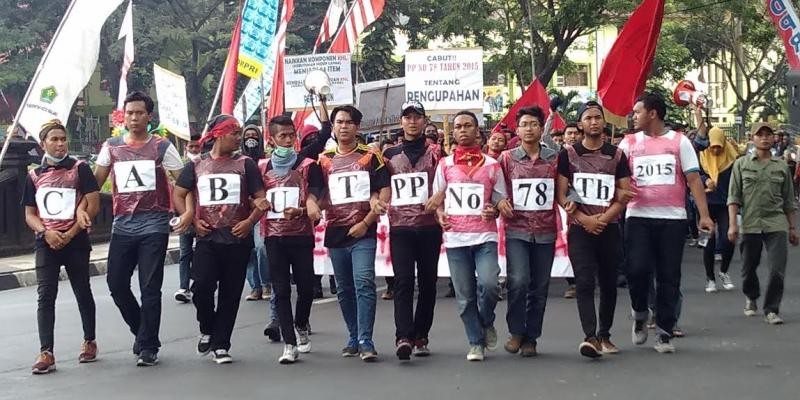 VIDEO: Ratusan Mahasiswa Demo Tuntut Upah Layak