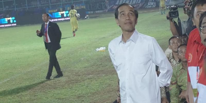 Ambil Ancang-ancang, Jokowi Tendang Bola ke Area Persegres..
