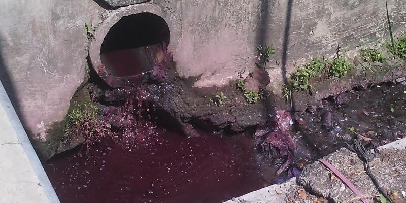 Wah, Sungai Bangau Jadi Merah Karena Limbah Plastik!