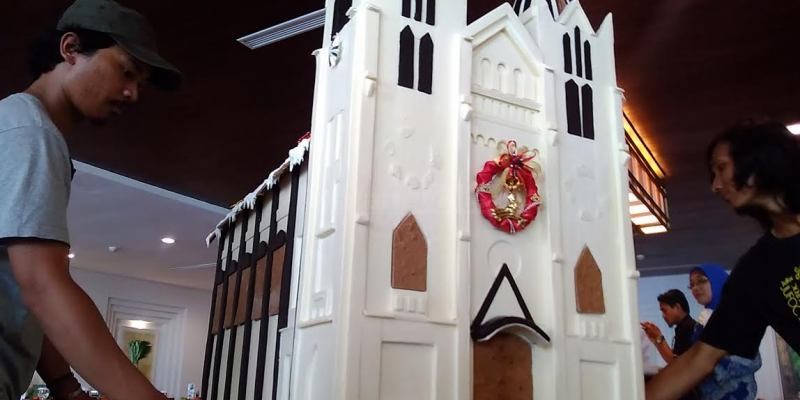 Hotel Harris Bikin ‘Gereja Kayutangan’ dari Coklat