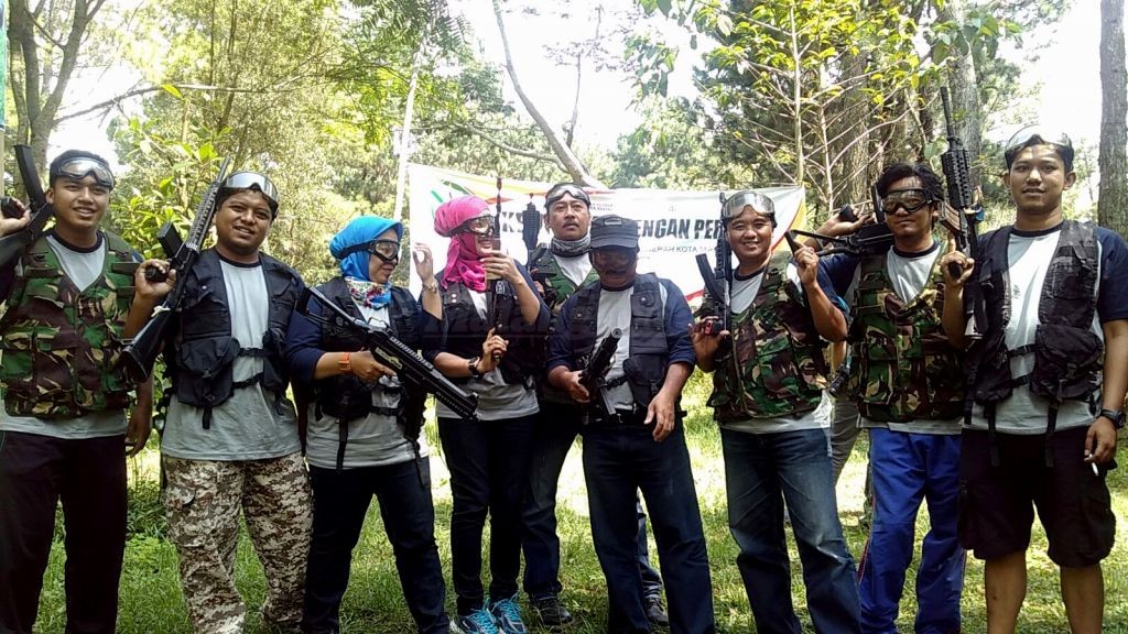 Wartawan dan Humas Pemkot Malang ‘Perang-perangan’ di Coban Rondo