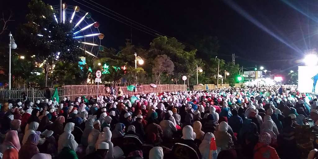 Puluhan Ribu Jemaah Lantunkan Shalawat di Alun-alun Kota Batu