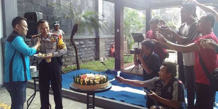 Kapolres Malang, AKBP Yudo Nugroho saat memotong tumpeng ulang tahun IJTI Korda Malang Raya