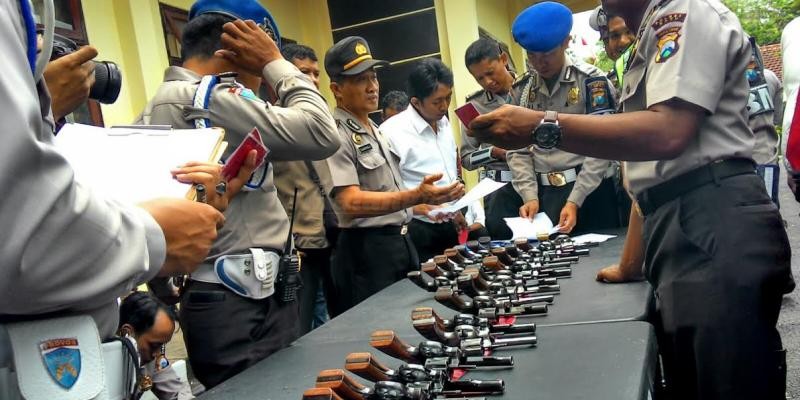 Amankan Pilkada Kabupaten Malang, Polres Batu Tarik 84 Senpi Anggota