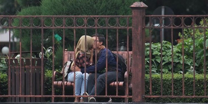 Anton Sesalkan Aksi Ciuman di Taman Tugu Malang