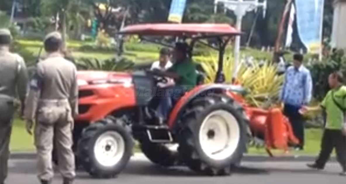 VIDEO:  Walikota Malang Beri Penghargaan dan Bagikan Traktor