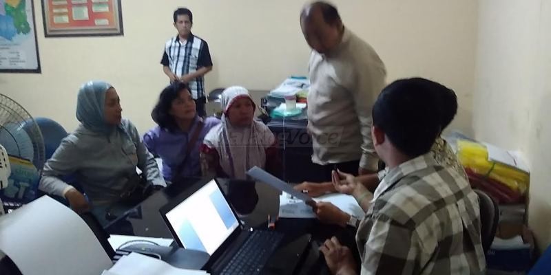 Diduga Bagi Seragam SD dan Kerudung, Paslon No 1 Dilaporkan ke Panwas