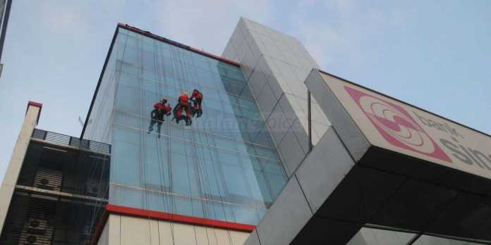 Building maintenance dengan sistem tali. Helm menjadi pengaman wajib saat melakukan pekerjaan di ketinggian