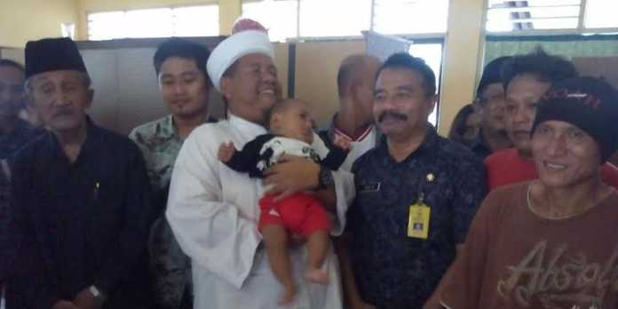 Gus Wahid saat membopong bayi anggota eks Gafatar