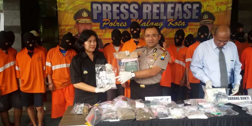 28 Tersangka Kasus Narkoba ‘Mejeng’ di Mapolres Malang