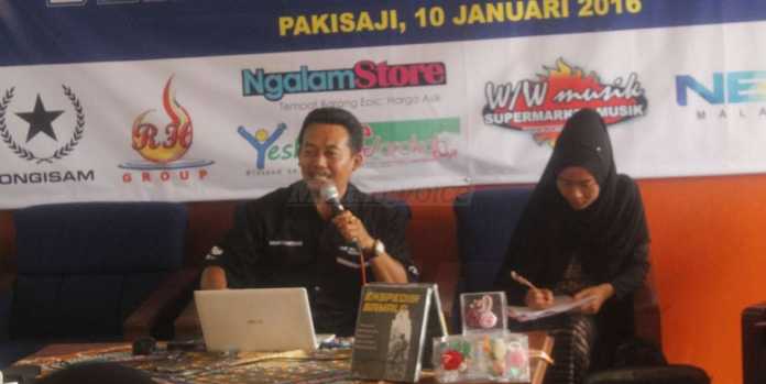 Kepala Sekolah SMK Budi Mulia, Drs. Suyono MT saat memberikan sambutan di depan peserta seminar