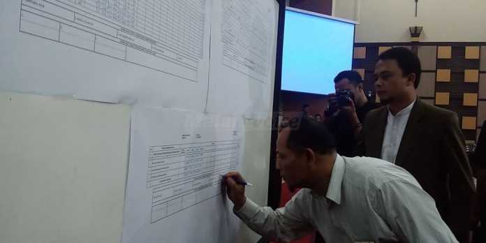 Ketua KPU Santoko, dan Komisioner Totok Hariyono saat menandatangani hasil rekapitulasi yang digugat Malang Anyar