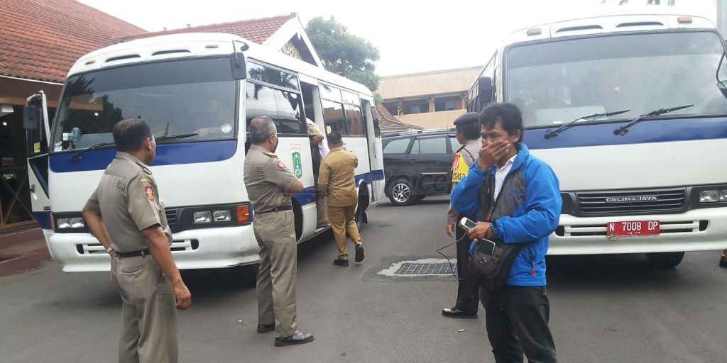 Warga Malang Eks Gafatar Dijemput 3 Bus di Surabaya