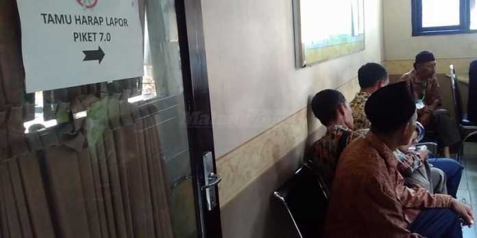 Warga Desa Kedung Banteng saat membuat laporan di Mapolres Malang