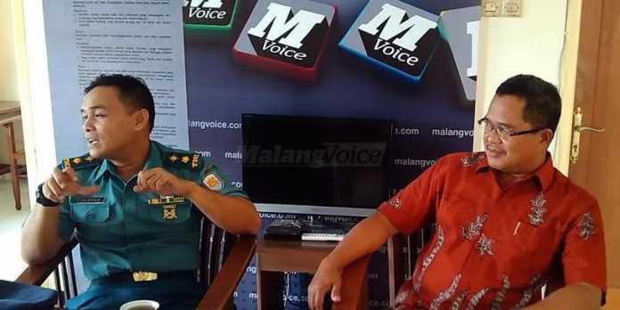 Abdul Haris dan Mayor TNI AL Guntur saat berkunjung ke MVoice Building