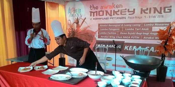 Chef Bagus saat life cooking di panggung Kampung Petjinan Plaza Araya
