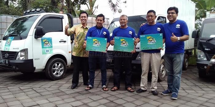 Direktur PT Promotor Aga Perdana, Yudi Irawan Wijaya (batik) dan dan Marketing Advisor Tata Motor Distribusi Indonesia (TMDI) Manoj Arora (kanan) berfoto bersama pemenang lomba irit Tata Super Ace