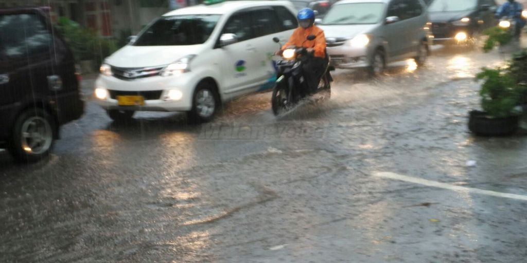Hujan Deras, Jalanan Kota Malang Jadi Kolam