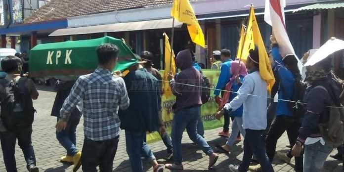 Massa PMII Kabupaten Malang saat aksi ke dewan