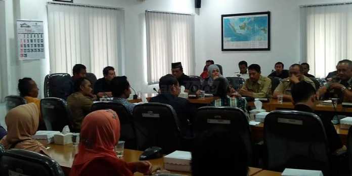 Suasana pertemuan antara PKL Singosari dengan Dinas Pengairan di DPRD Kabupaten Malang