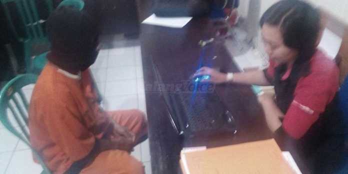 Pelaku perbuatan asusila saat diperiksa di Mapolres Malang