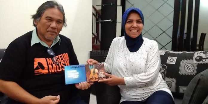 Penyerahan CD lagu karya SBY ke Museum Musik Indonesia