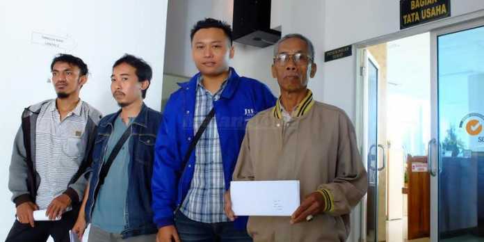 Perwakilan dari MCW (dua di kiri) saat mendampingi perwakilan PKL Banjararum saat menyerahkan surat untuk Bupati Malang.