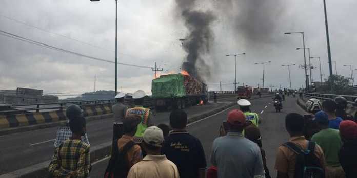 Tampak truk yang terbakar di Jembatan Lawang
