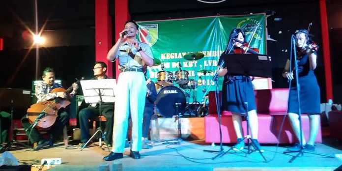 Veteran dan musisi Malang bermain musik keroncong