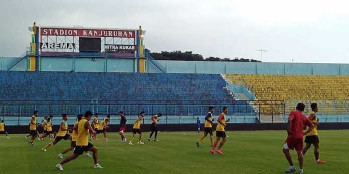 Tim Arema Cronus saat sesi latihan di Stadion Kanjuruhan (fathul)