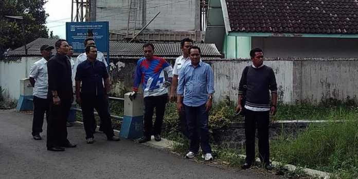 Anggota DPRD dan Dinas PU Kota Batu saat sidak jalan di Giripurno