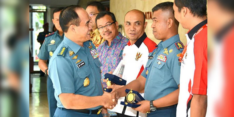 Ekspedisi Indonesia Raya (22): Sabar Gorky Cs Peroleh Medali dari KSAL