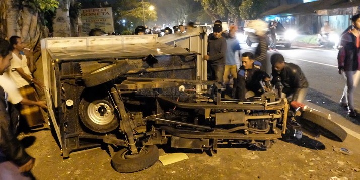 Kecelakaan Beruntun, Dua Mobil Rusak Parah