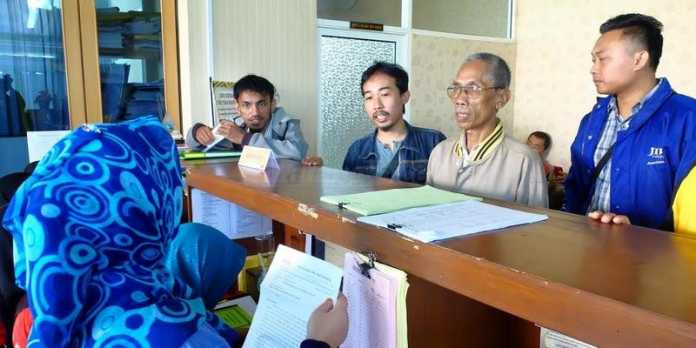 Perwakilan PKL Banjararum saat menyerahkan surat hearing untuk Bupati Malang