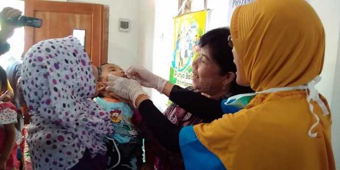 Prosesi imunisasi di Balai RW 11 Kelurahan Sisir