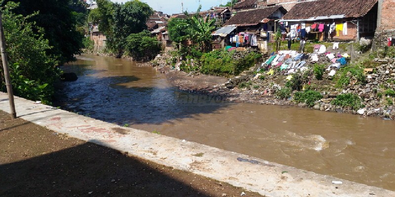 Tanpa Pagar, Pinggir Sungai di Jalan Muharto Gang 5 Membahayakan