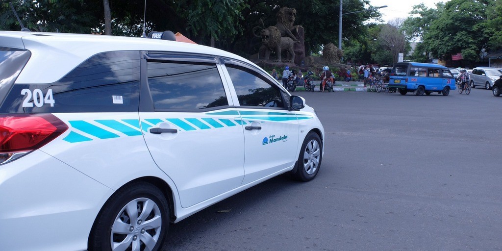 Pengusaha Taksi Berharap Uber dan Grab Tak Masuk Malang