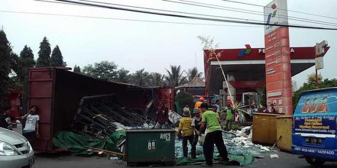 Tampak truk yang terguling di depan SPBU Jalan Perusahaan Tunjung Tirto