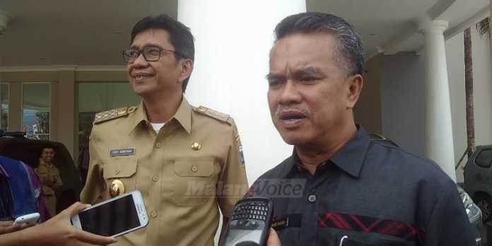 Wali Kota Samarinda, Syaharie Ja'ang saat diwawancarai didampingi Eddy Rumpoko