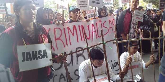 Unjuk rasa di depan Pengadilan Negeri Kota Malang